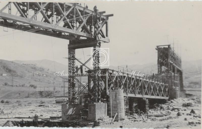 Inizio del sollevamento della VI travata con binde a mano