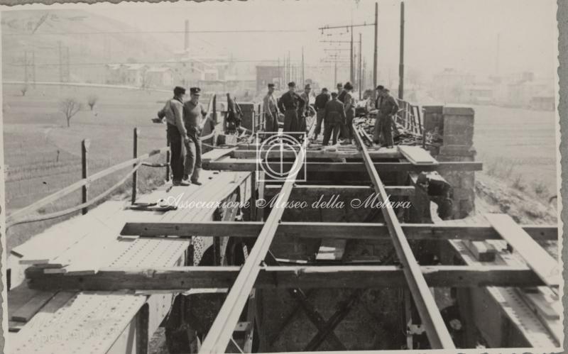 Addetti ai lavori sul ponte ferroviario in costruzione