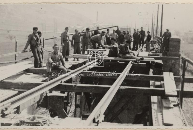 Addetti ai lavori sul ponte ferroviario in costruzione (2)