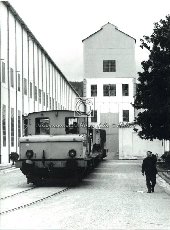 Motrice ferroviaria in uscita da reparto B