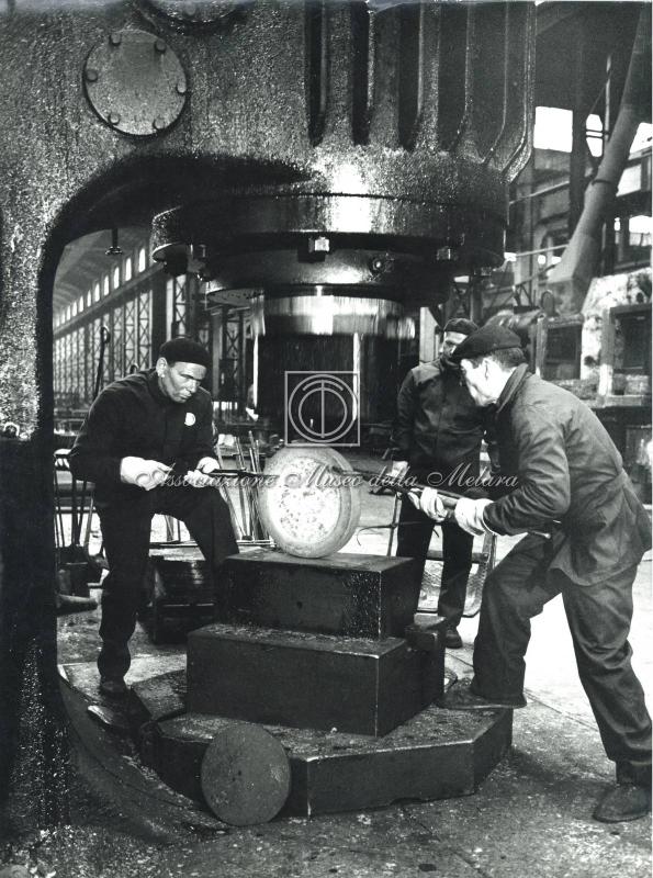 Operai al lavoro nel reparto fonderia (2)