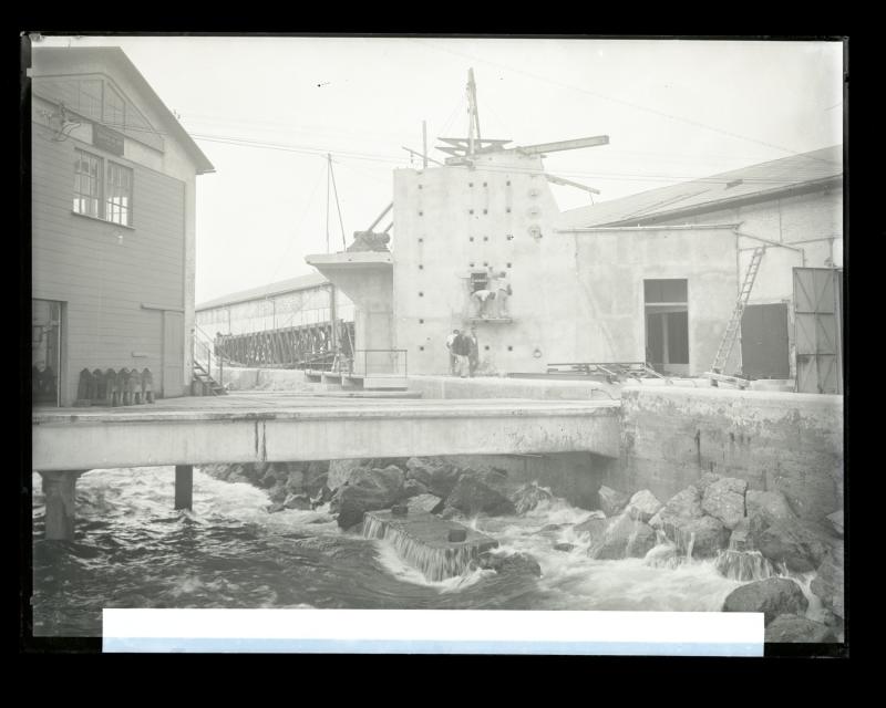 Costruzione della catapulta per il collaudo degli aviosiluri del silurificio Whitehead di Fiume