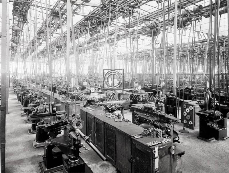 Interno dello stabilimento. Reparto frese e mole