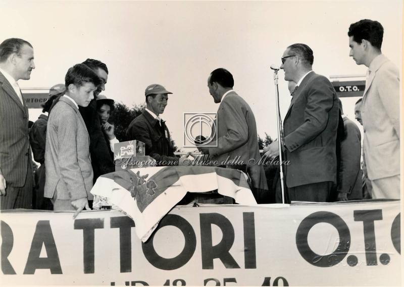 L'ingegner Stefanini, Direttore della OTO Melara premia il 4° classificato