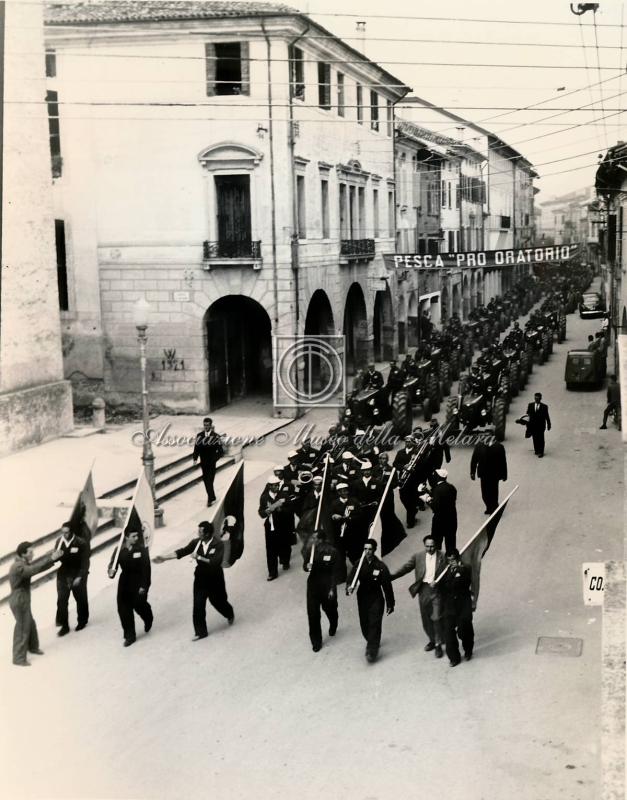 Due riprese dallo stesso punto dell'interminabile sfilata (1)