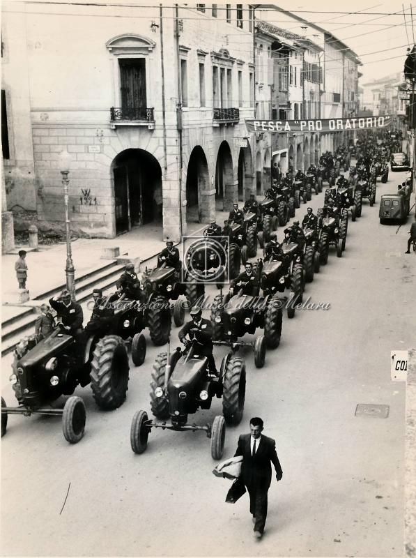 Due riprese dallo stesso punto dell'interminabile sfilata (2)