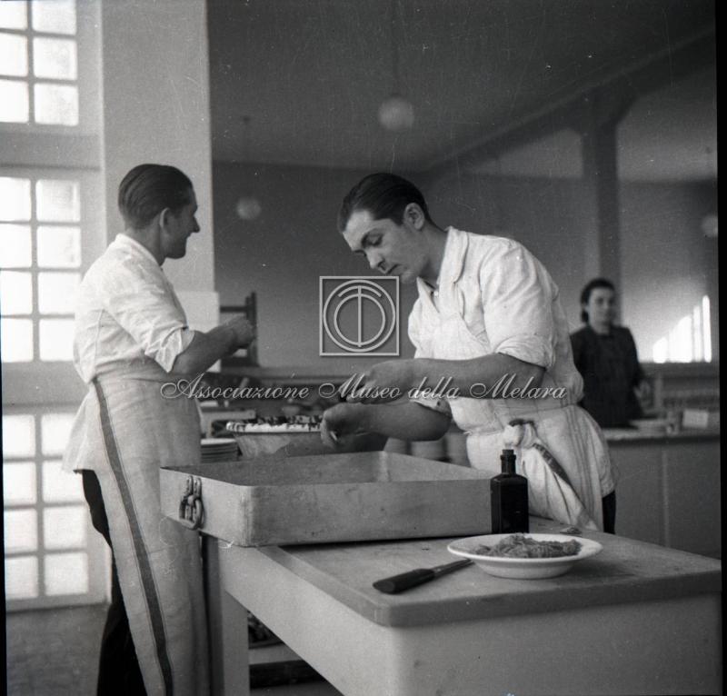Cuochi impegnati in preparazioni gastronomiche