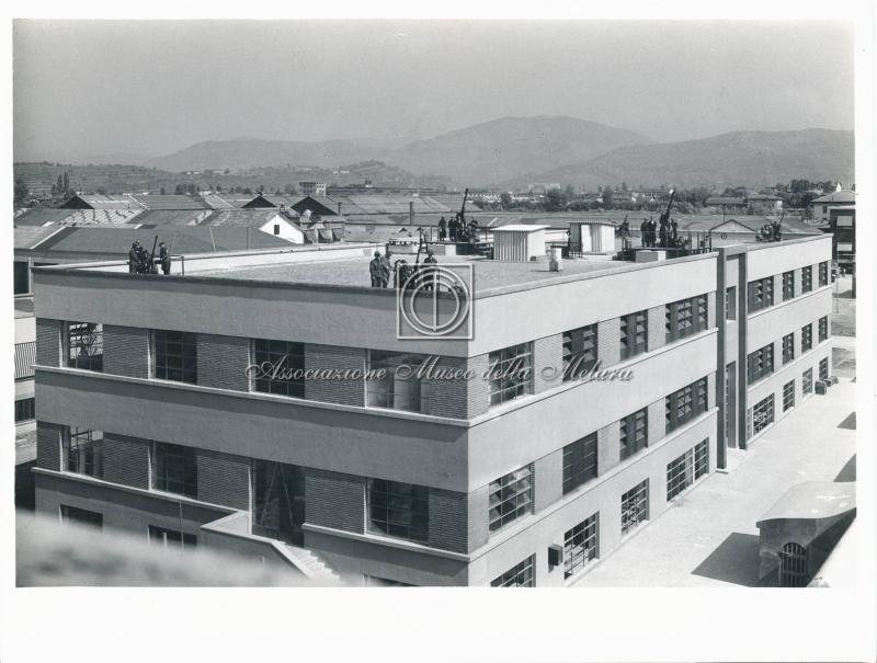 Veduta della palazzina della direzione durante le prove per la difesa contraerea