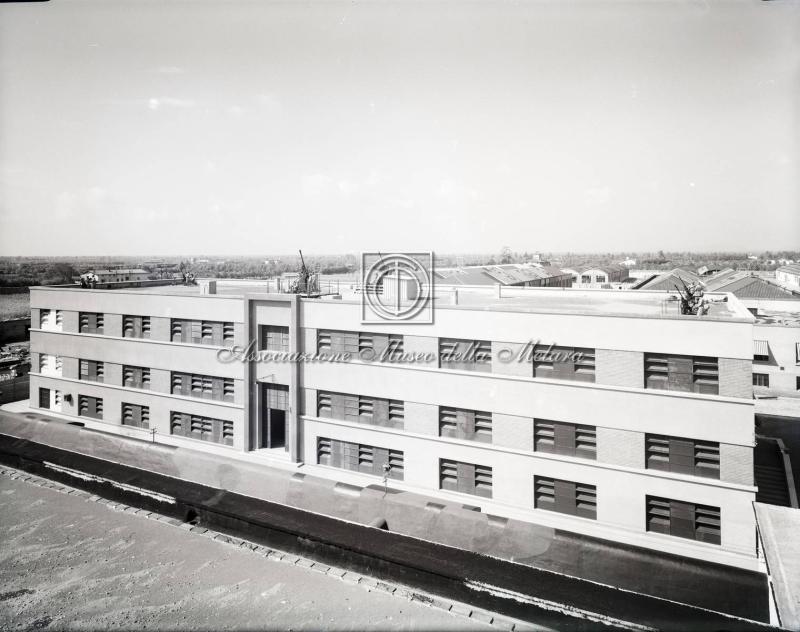 Vista frontale della palazzina durante le prove di difesa contraerea