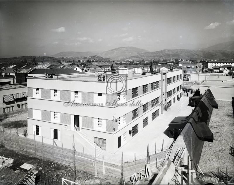 Vista della palazzina e del sottostante bunker durante le prove di difesa contraerea