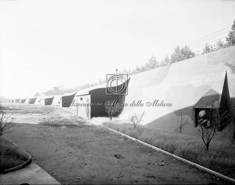 Rifugio antiaereo all'esterno dello stabilimento