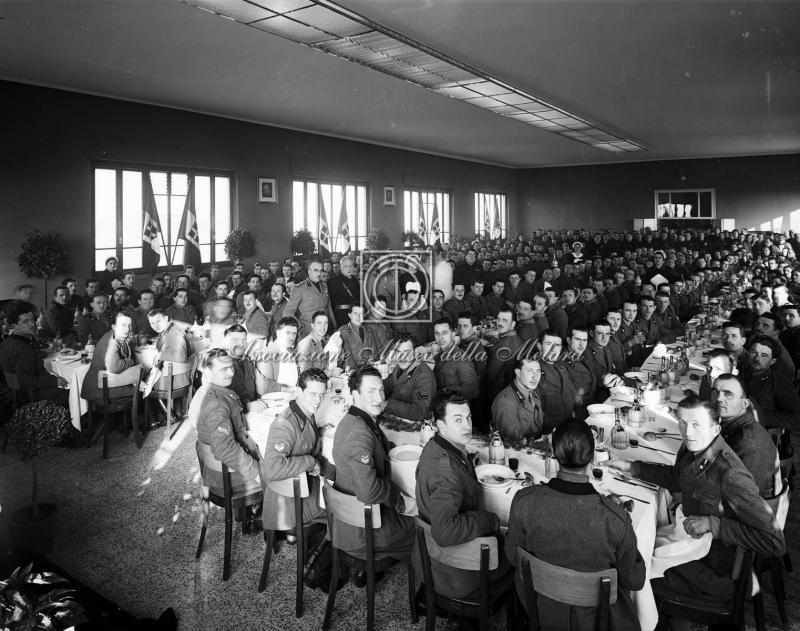 Militari e gerarchi a pranzo in sala mensa