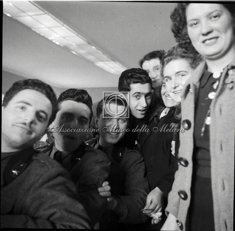 Ritratto di militari e operaie