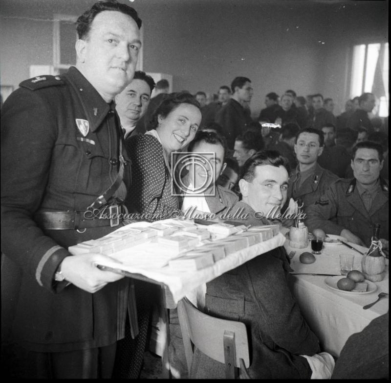 Militare offre le sigarette a colleghi e membri del personale