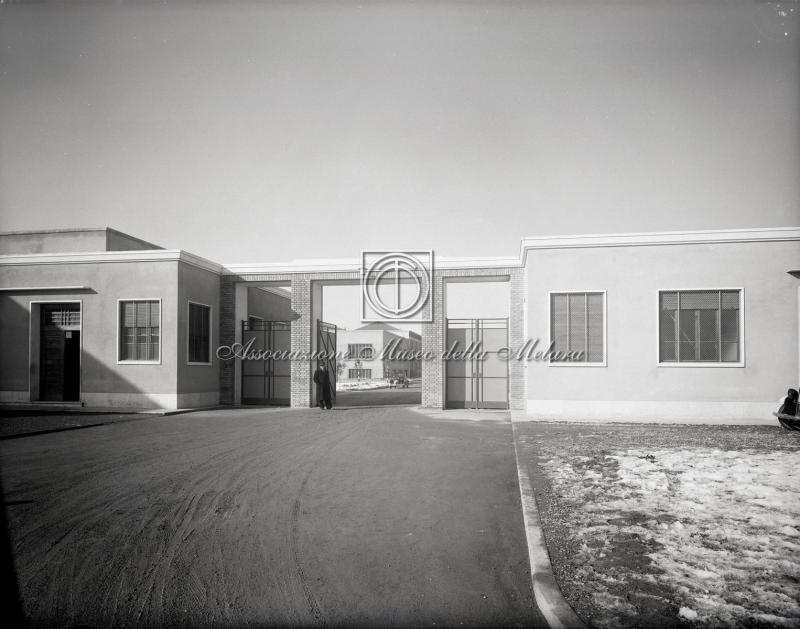 Ingresso di Via Lunga 10/12 con guardia