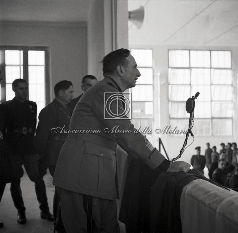 Gerarca impegnato nel discorso con autorità al seguito (4)