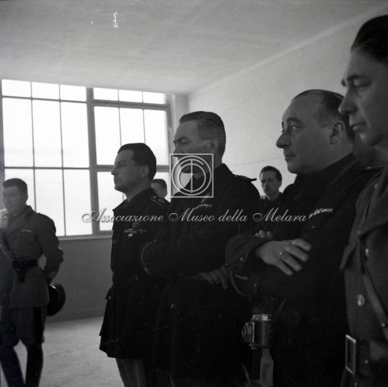 Autorità fasciste nel retropalco durante il discorso