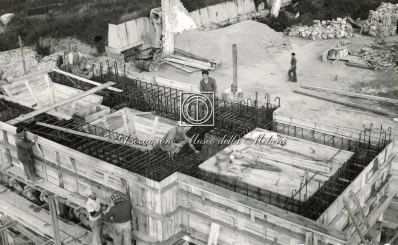 Cantiere di ricostruzione con tecnici e operai (3)