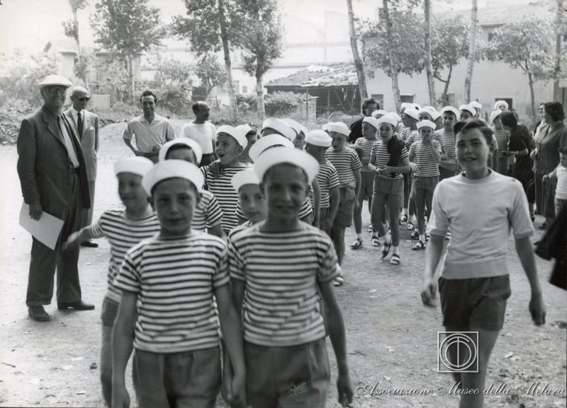 Bambini in fila per due
