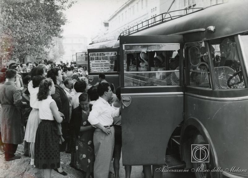 Genitori e bambini si salutano