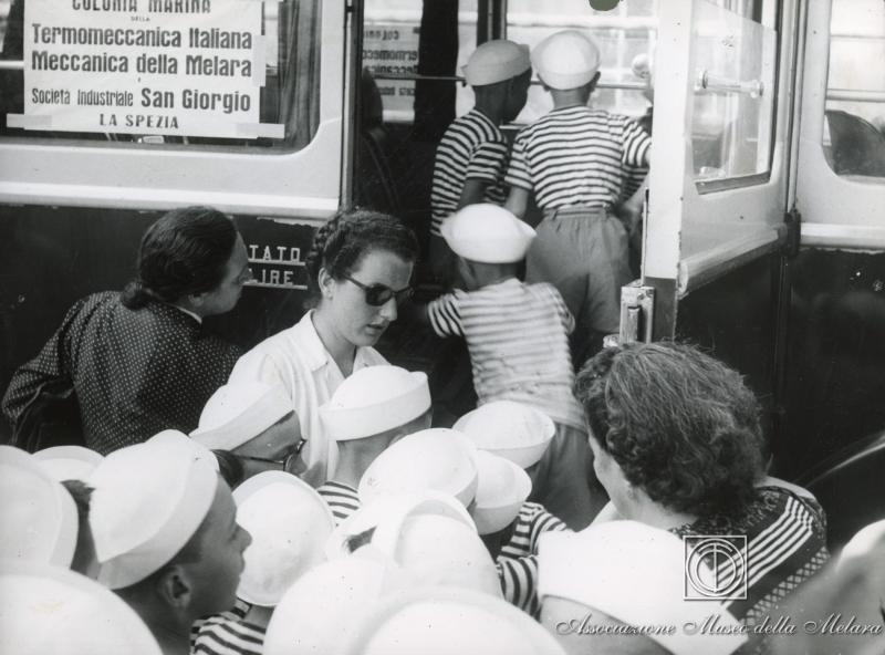 Bambini in partenza sulla corriera