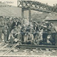 Gruppo di operai della V travata