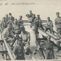 Operai in posa sul pontone di sollevamento