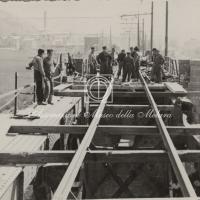 Addetti ai lavori sul ponte ferroviario in costruzione