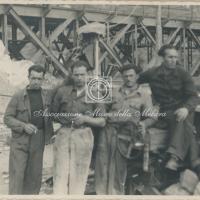 Ritratto di operai e addetti ai lavori durante una pausa