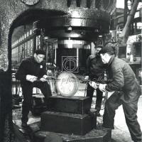 Operai al lavoro nel reparto fonderia (2)