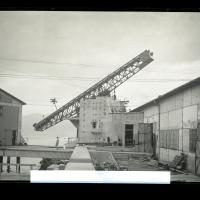 Operai a lavoro sulla catapulta per il collaudo degli aviosiluri del silurificio Whitehead di Fiume