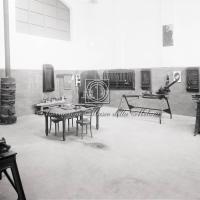 Interno dello stabilimento. Reparto con linea di tiro, prove piccoli calibri