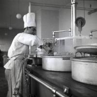 Cuoco al lavoro nelle cucine della mensa (2)
