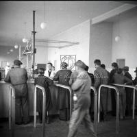 Operai in fila per il pranzo