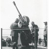 Ritratto di militari e tecnici impegnati nelle prove per la difesa