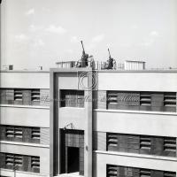 Vista della palazzina e del suo ingresso durante le prove di difesa
