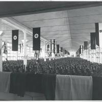 Militari, tecnici e operai al comizio fascista nella sala cerimonie