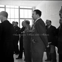 Militari e gerarchi in ascolto nel retropalco