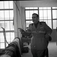 Primo piano di gerarca mentre tiene il discorso