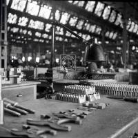 Interno del reparto collaudo con operai sullo sfondo (2)