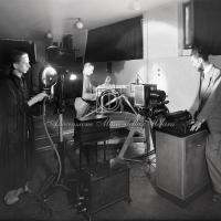 Operai e tecnici al lavoro nel laboratorio sperimentale