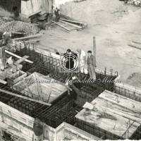 Cantiere di ricostruzione con tecnici e operai