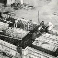 Cantiere di ricostruzione con tecnici e operai (2)