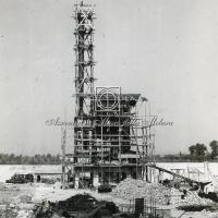 Edificio con ciminiera in ricostruzione