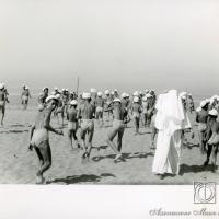Bambini che corrono sulla spiaggia