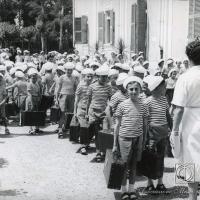 Bambini radunati in cortile